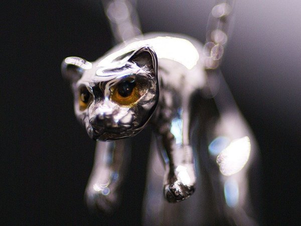 画像2: しっぽふりふり猫のぶら下がりペンダント【送料無料】抱き上げられた猫の姿を忠実に再現した首飾りです (2)