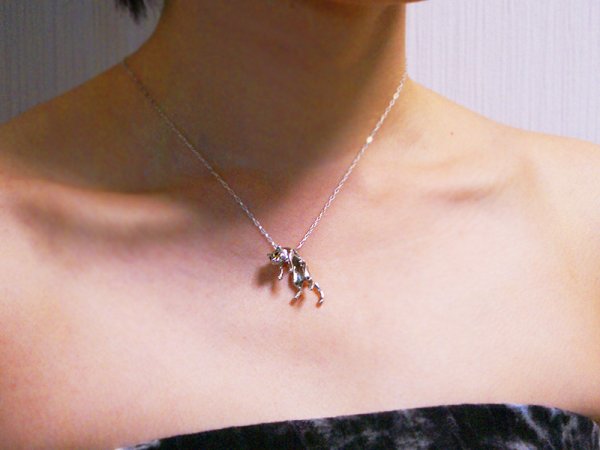 画像5: しっぽふりふり猫のぶら下がりペンダント【送料無料】抱き上げられた猫の姿を忠実に再現した首飾りです (5)