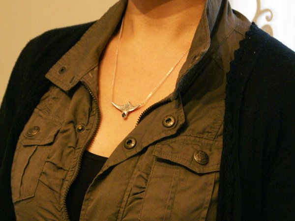 画像4: 宝石を咥えるマンタ×唐草のペンダントR【送料無料】水の流れのような唐草模様を背負ったマンタの首飾り (4)