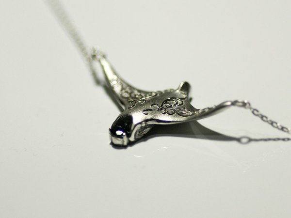 画像5: 宝石を咥えるマンタ×唐草のペンダントR【送料無料】水の流れのような唐草模様を背負ったマンタの首飾り (5)