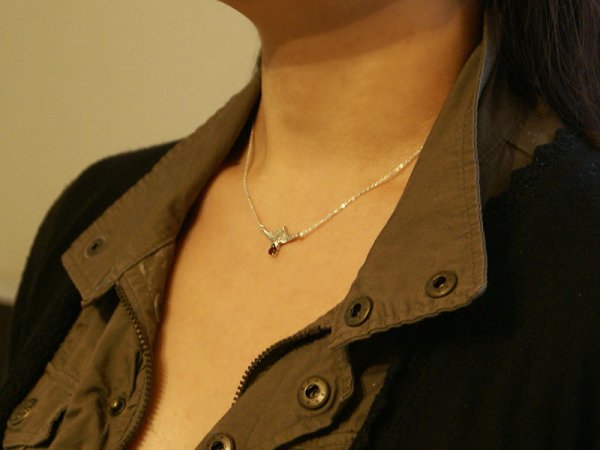 画像5: 小さなマンタ×唐草×天然宝石のペンダントS【送料無料】水の流れのような唐草模様を背負った小さなマンタの首飾り (5)