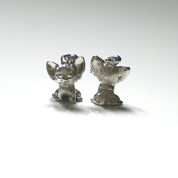 画像5: ふたごチワワのシルバードロップピアス【送料無料】アップルヘッドのチワワが耳で揺れる、ミニチュアデザインのチワワピアス (5)