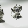 画像4: ふたごチワワのシルバードロップピアス【送料無料】アップルヘッドのチワワが耳で揺れる、ミニチュアデザインのチワワピアス (4)