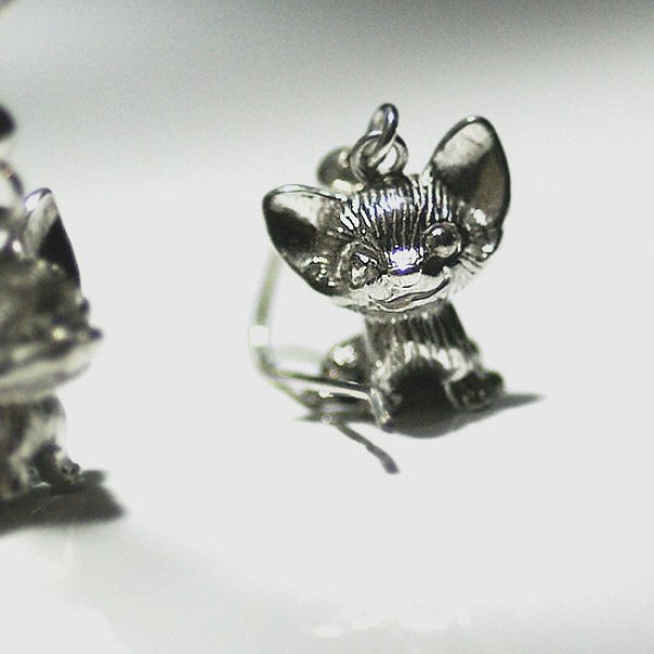 画像4: ふたごチワワのシルバードロップピアス【送料無料】アップルヘッドのチワワが耳で揺れる、ミニチュアデザインのチワワピアス (4)