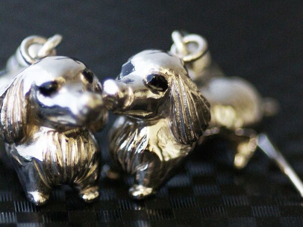 画像2: ふたごダックスのシルバードロップピアス【送料無料】可愛い胴長短足の体に長くてふさふさな耳、ダックスフントをミニチュアピアスにしました。 (2)