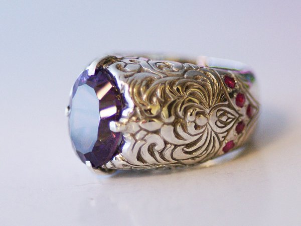画像4: ルビー×アレキサンドライト調リング【送料無料】紫外線で変色する大きなセンターストーンを頂く、天然メレルビーを10石配置した緻密なシルバーリング (4)