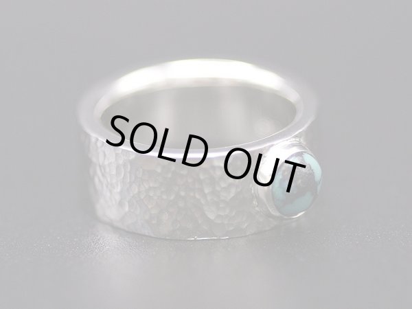 画像2: 【1点限定】細かな槌目が美しいターコイスリング10号【送料無料】銀を熔かすところから手掛けた分厚い銀の指輪です (2)