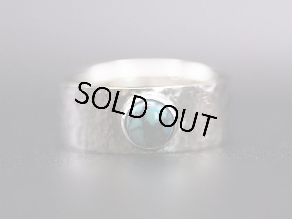 画像4: 【1点限定】細かな槌目が美しいターコイスリング10号【送料無料】銀を熔かすところから手掛けた分厚い銀の指輪です (4)