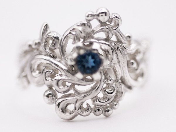 画像2: 繊細で優しい唐草が渦を巻くように装飾された一粒石リング【送料無料】上半分はすべて手作りの唐草で装飾したシルバーリングです (2)